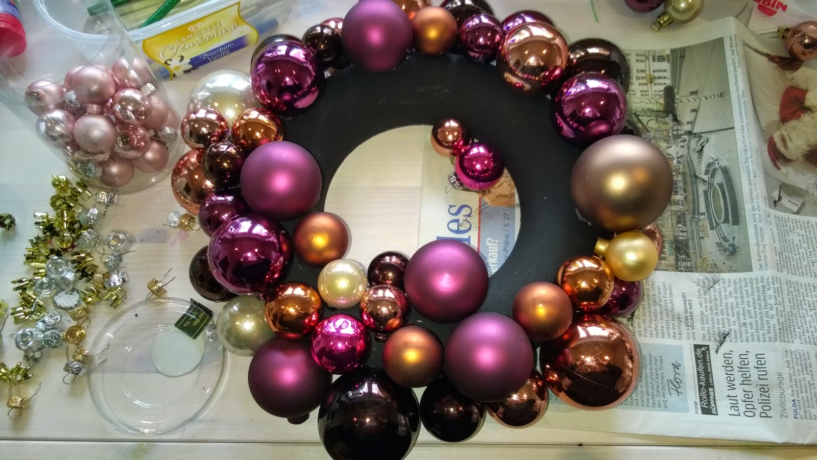 Sonja bastelt und näht Kranz aus Weihnachtskugeln